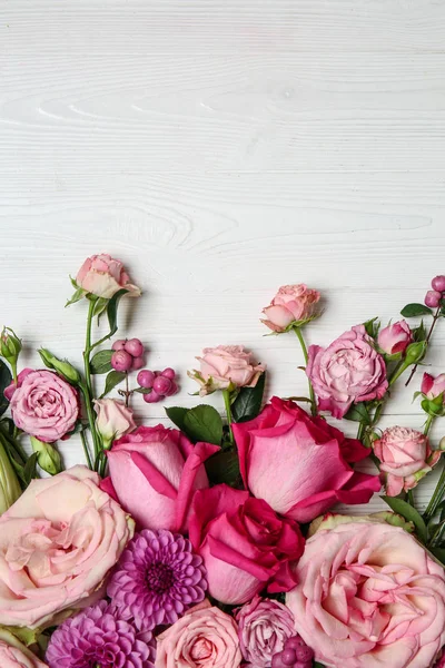 Hermosas Flores Color Rosa Sobre Fondo Madera Blanca — Foto de Stock