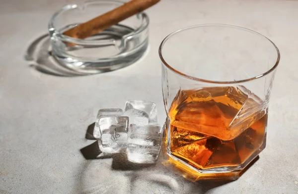Glas Whisky Grijze Tafel — Stockfoto