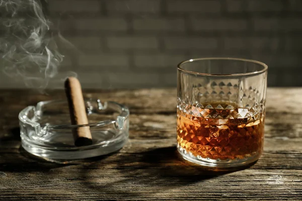 Glas Whiskey Met Asbak Sigaar Houten Tafel — Stockfoto