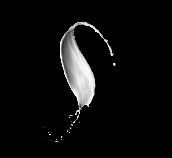 배경에서 우유를 튀기는 — 스톡 사진