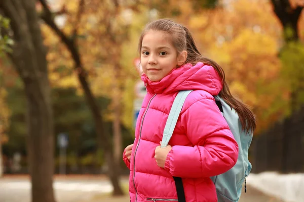 Menina Bonito Com Mochila Livre — Fotografia de Stock