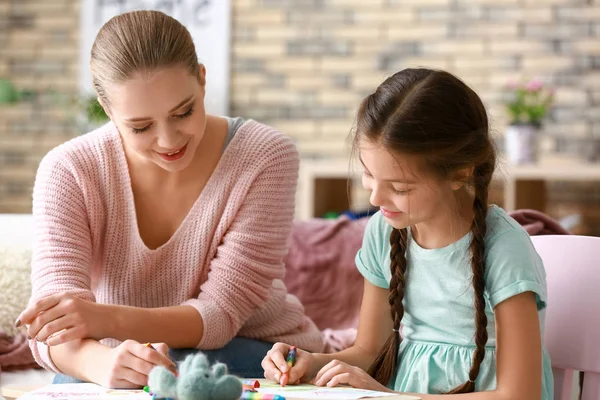 Schattig Meisje Met Huiswerk Thuis Moeder — Stockfoto