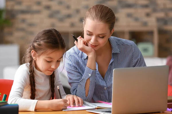 Fille Mignonne Avec Mère Faire Des Devoirs Maison — Photo