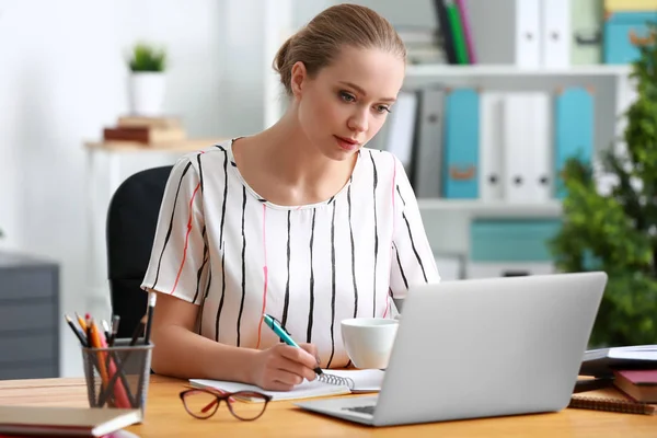 Estudante Feminina Com Laptop Estudando Casa — Fotografia de Stock