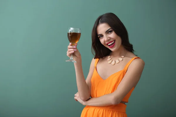 Mooie Jonge Vrouw Met Glas Wijn Kleur Achtergrond — Stockfoto