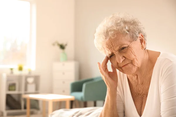 Donna Anziana Che Soffre Mal Testa Casa — Foto Stock