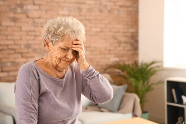 Seniorin Leidet Hause Unter Kopfschmerzen — Stockfoto