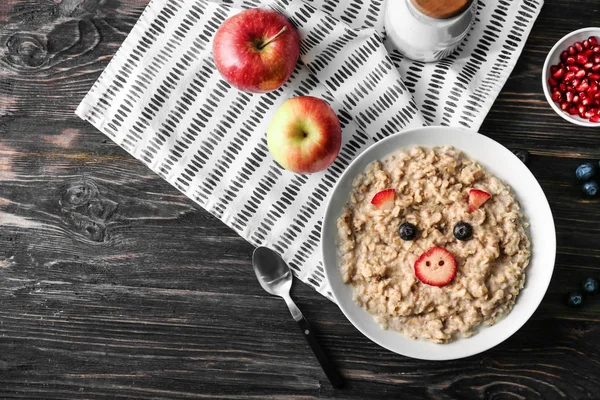 Plate Creative Oatmeal Children Dark Wooden Table — Stock Photo, Image