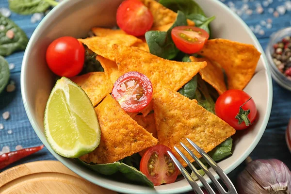 Batatas Fritas Milho Saborosas Com Tomates Limão Tigela — Fotografia de Stock