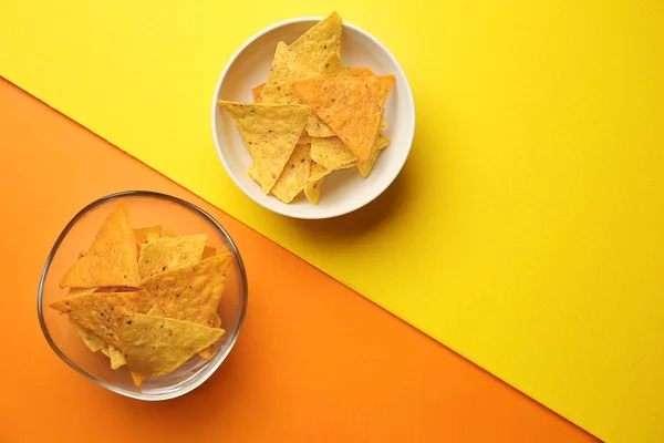 Cuencos Con Sabrosos Chips Maíz Fondo Color — Foto de Stock