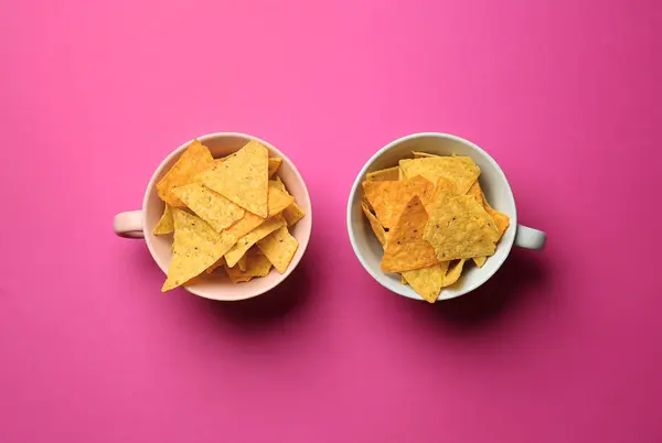 Copas Con Sabrosos Chips Maíz Fondo Color — Foto de Stock