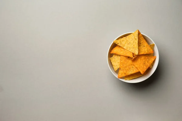 Cuenco Con Sabrosos Chips Maíz Sobre Fondo Gris — Foto de Stock