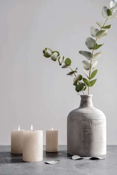 Queimando Velas Vaso Com Galhos Eucalipto Mesa Cinza — Fotografia de Stock