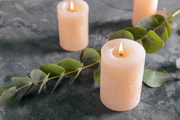 테이블에 유칼립투스와 촛불을 레코딩 — 스톡 사진