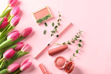 Renk arka plan üzerinde kozmetik ile güzel lale