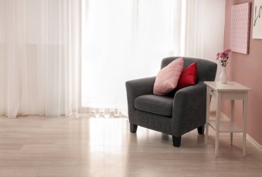 İç pencere yanında rahat koltuk ile ışık odası