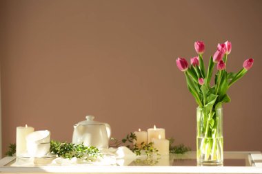 Cam masa üzerinde güzel lale vazo