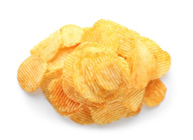 Beyaz zemin üzerine lezzetli patates cipsi