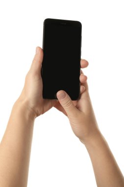 Beyaz arka plan üstünde hareket eden telefon ile eller