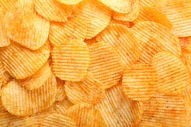 Çok lezzetli çıtır patates cipsi, üstten görünüm