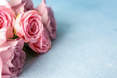 Güzel renk arka plan üzerinde gül buketi