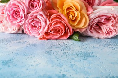 Güzel renk arka plan üzerinde gül buketi