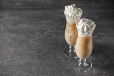 Bardak soğuk frappe gri masada kahve