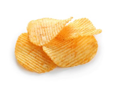 Beyaz zemin üzerine lezzetli patates cipsi