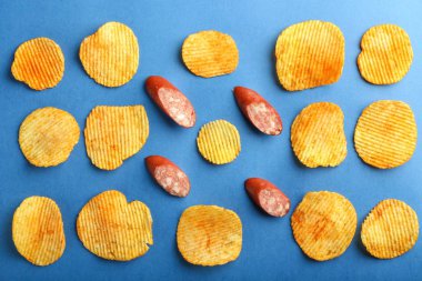 Renk arka plan, üstten görünüm üzerinde kesme soslu lezzetli çıtır patates cipsi