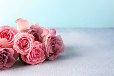 Güzel renk arka plan üzerinde gül buketi