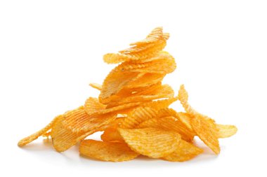 Beyaz zemin üzerine lezzetli patates cipsi