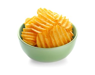 Beyaz arka planda lezzetli patates cipsli kase