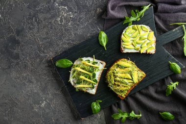 Ahşap tahta ile lezzetli avokado kadeh tabloda, üstten görünüm