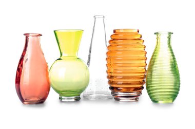 Beyaz arkaplanda farklı vazolar