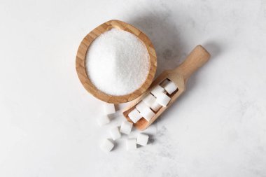 Kase ve kaşık şeker üzerinde masa lambası