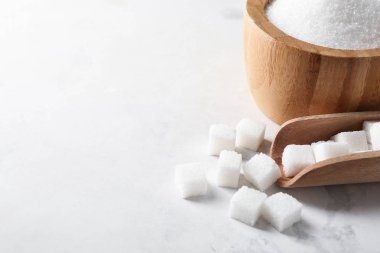 Kase ve kaşık şeker üzerinde masa lambası