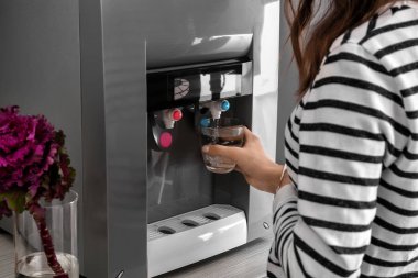 Bardaktan su soğutucu, closeup dolduran kadın