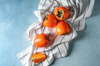 Tatlı olgun hurma masada, üstten görünüm