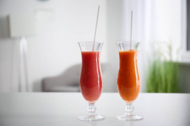 Beyaz masada lezzetli smoothies bardak