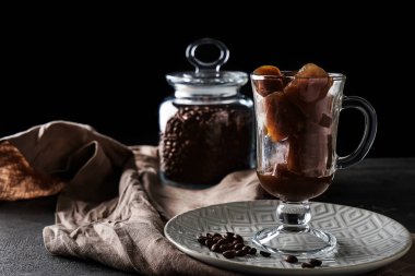 Cam fincan kahve küpleri karanlık tablo ile