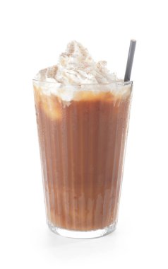 Beyaz zemin üzerine lezzetli soğuk kahve bardak