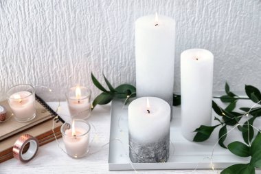 Beyaz duvar yakınındaki masada mumlar yanan ile güzel kompozisyon