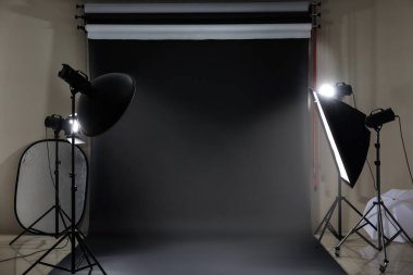 Profesyonel ekipmanlı modern fotoğraf stüdyosunun içi.