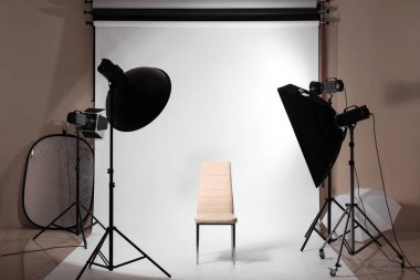 Modern fotoğraf stüdyosu profesyonel ekipman ve sandalye ile iç