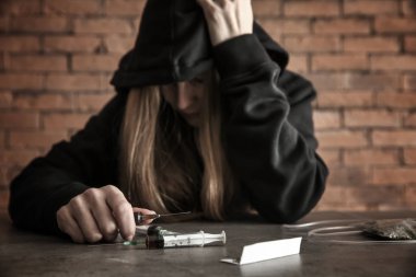 Gri masada ilaçlarla kadın keş. Bağımlılık kavramı