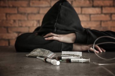 Gri masada ilaçlarla kadın keş. Bağımlılık kavramı