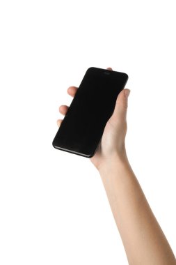 Beyaz arka plan üzerinde cep telefonu tutan genç kadın