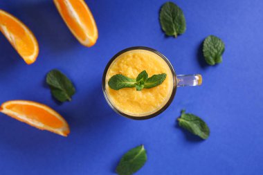 Cam fincan lezzetli sarı yüzlü ve kesim renk arka plan üzerinde turuncu