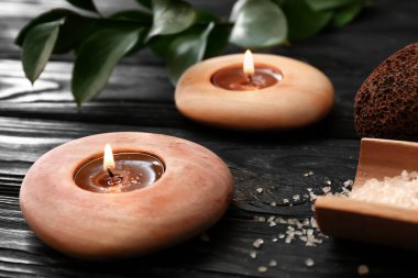 Koyu ahşap masa mumlar yanan ile güzel spa kompozisyon
