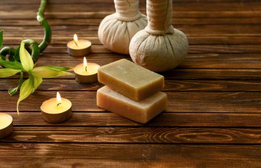 Mum ve sabun Barlar üzerinde ahşap masa yanma ile güzel spa kompozisyon